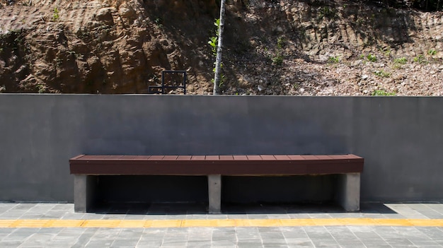 Parc en béton et banc extérieur en bois