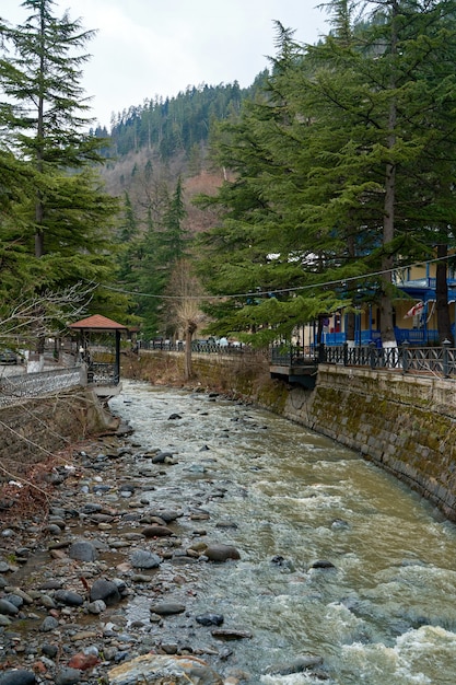 Parc dans la ville de Borjomi. La rivière de montagne coule à travers.