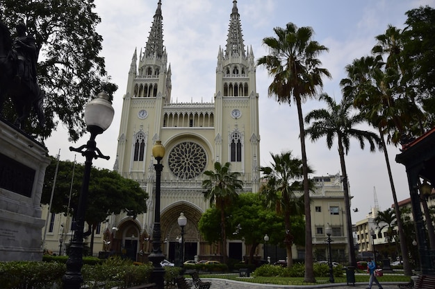 Parc du Séminaire Parc des Iguanes et Cathédrale Métropolitaine de Guayaquil