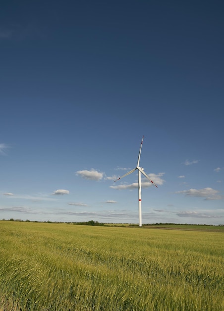 Parc éolien avec nuages et ciel bleu Vue sur la nature avec éolienne en Ukraine Énergie verte et avenir durable