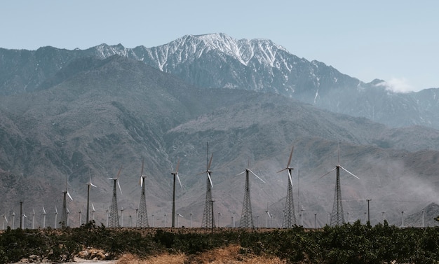 Parc d'éoliennes sur une terre désertique