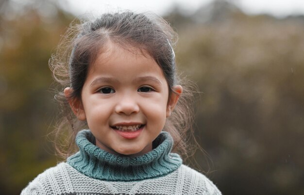 Le parc est mon endroit préféré. Photo d'une adorable petite fille debout seule dans le parc.