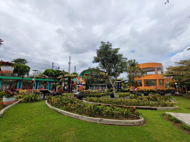 Photo le parc est plein de fleurs et de verdure.