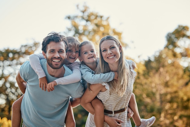 Parc familial et portrait de parents avec enfants profitant d'un week-end de vacances d'été et de temps de qualité à l'extérieur Aimer la nature et heureuse mère père et enfants souriant se liant et se détendant ensemble