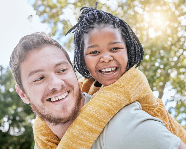 Photo parc ferroutage et père avec fille enfant dans la nature jouant à créer des liens et à explorer avec bokeh sourire heureux et portrait d'un enfant interracial avec son père dans un jardin ou un champ vert extérieur