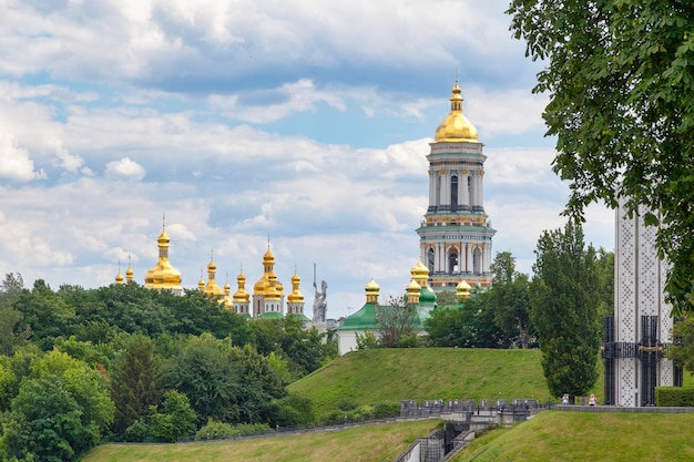 Le parc de la gloire éternelle est un parc public abritant certains des meilleurs monuments de Kiev