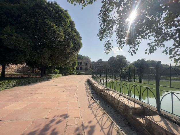 Parc d'un Hauz khas delhi avec rivière