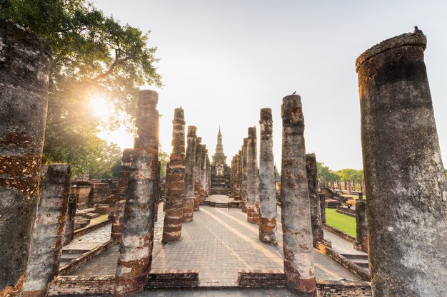 Parc historique de Sukhothai avec le lever du soleil. Ruines du temple bouddhiste dans le parc historique de Sukhothai, Thaïlande