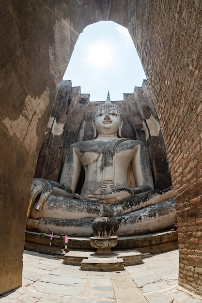 PARC HISTORIQUE DE SUKHOTHAI Temple Si Chum de Thaïlande