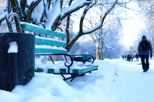 Parc d'hiver couvert de neige banc