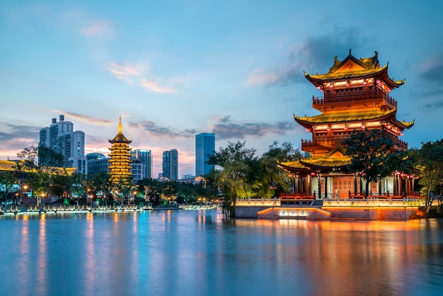 Parc d'île de Huaian Zhongzhou la nuit