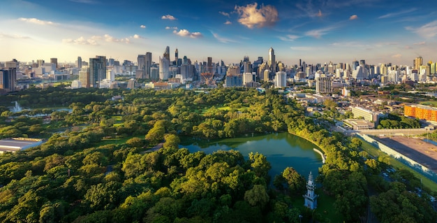 Parc Lumpini et bâtiment de la ville de Bangkok vue depuis le bar sur le toit de l'hôtel, Bangkok, Thaïlande