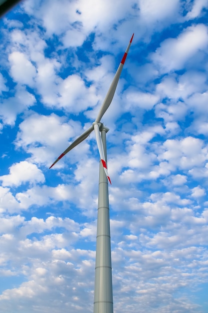 Parc de moulin à vent, énormes turbines de générateur de moulin à vent. Énergie alternative.