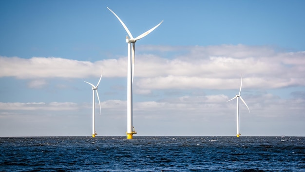 parc de moulins à vent en mer avec des nuages et un ciel bleu turbines de moulin à vent aux Pays-Bas