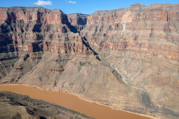 Parc National du Grand Canyon avec le fleuve Colorado pendant la journée ensoleillée Arizona