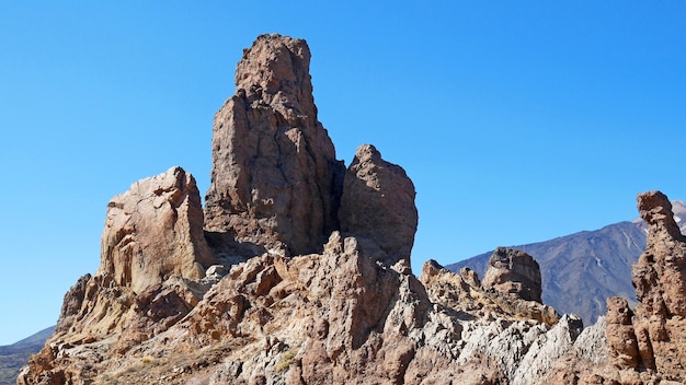 Parc national du Teide, formation rocheuse unique de Roque Cinchado avec le célèbre volcan de montagne Pico del Teide