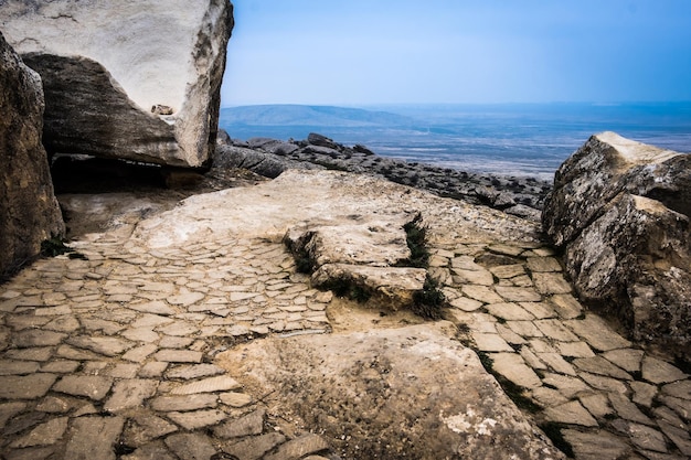 Parc national de gobustan rochers anciens chemin de roche et montagnes près de bakou en azerbaïdjan exposition de p