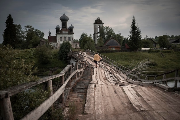 Parc national de Kenozero dans la région d'Arkhangelsk le Ryazhevoy a presque détruit le pont sur la rivière Kena et l'église Pyatnitskaya dans le village d'Izmailovskaya