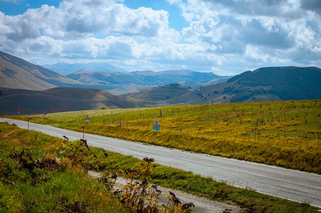 Parc national des monts Sibillini. Champs à Castelluccio di Norcia, Ombrie, Italie.