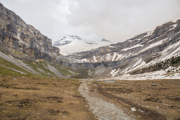 Parc national d'Ordesa y Monte Perdido avec de la neige.