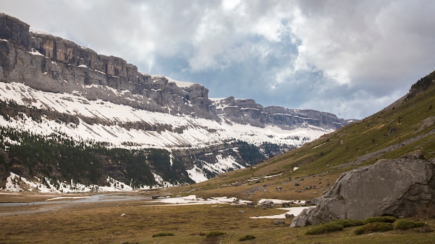 Parc national d'Ordesa y Monte Perdido avec de la neige.