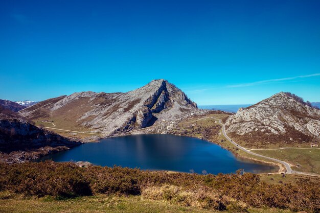 Parc National des Pics d'Europe (Picos de Europa). Un lac glaciaire Enol. Asturies, Espagne, Europe