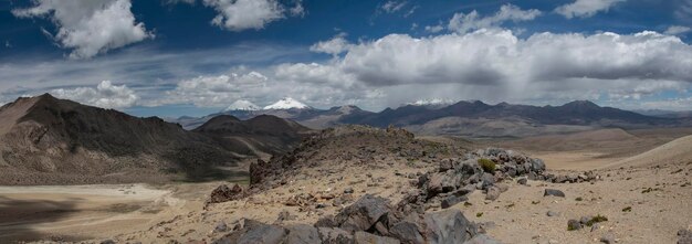 Parc national de Sajama entouré de montagnes enneigées avec wi