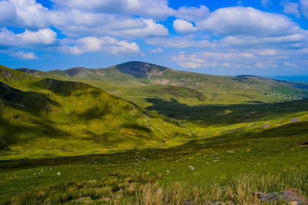 Parc national de Snowdonia Vues épiques sur les montagnes et les vallées couvertes d'herbe vibrante et de mousse douce
