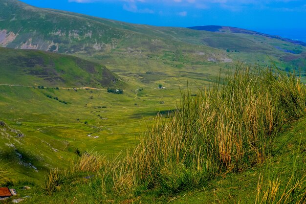 Parc national de Snowdonia Vues épiques sur les montagnes et les vallées couvertes d'herbe vibrante et de mousse douce