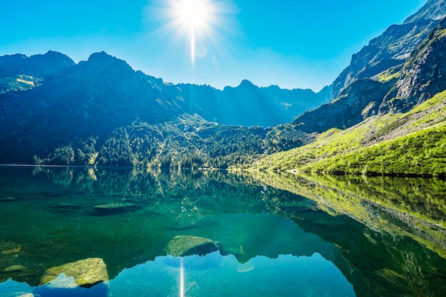 Photo parc national des tatras en pologne célèbre lac de montagnes morskie oko ou lac sea eye dans les hautes tatras vallée des cinq lacs