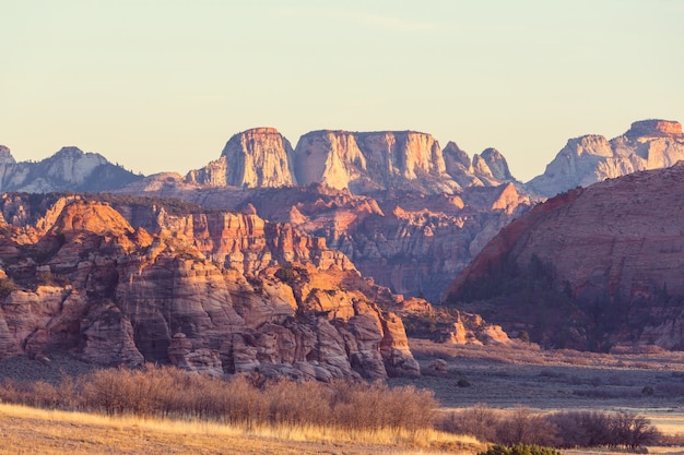 Parc national de Zion. Beaux paysages naturels sans intérêt. Pic à Zion Park au coucher du soleil.