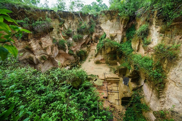 Parc Naturel Extérieur Avec De L'eau De L'étang Dans L'ancien Lieu De Travail De La Colline Minière De Calcaire