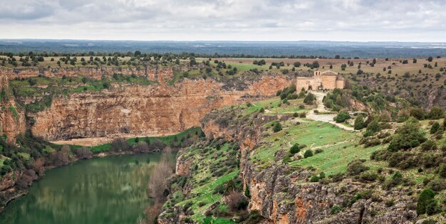 Parc naturel Faucilles de la rivière Duraton près de l'ancien temple