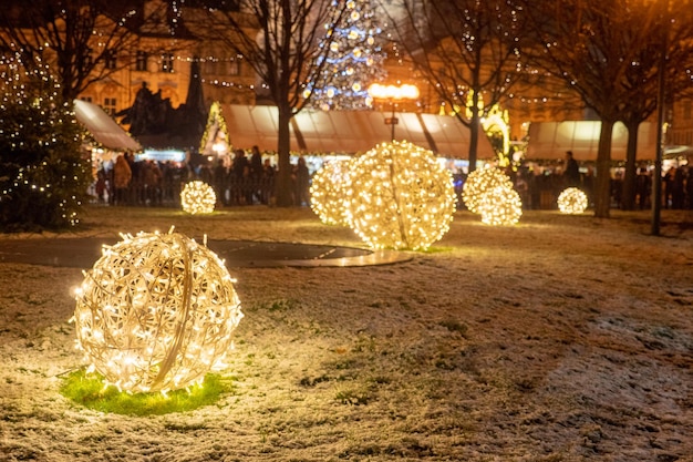 Parc de Noël à Prague, République tchèque décoré de lumières la nuit