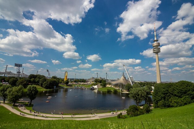 Photo parc olympique lors d'une journée ensoleillée à munich allemagne