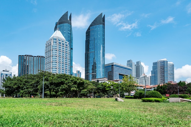 Parc Pelouse et Architecture Urbaine Moderne