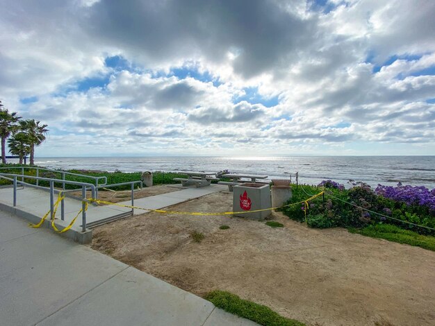 Parc et plage fermés pendant la pandémie de COVID-19. zone fermée pour éviter la propagation des germes