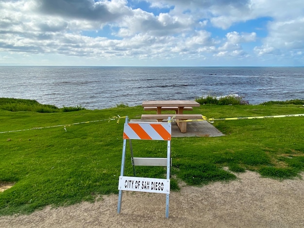 Parc et plage fermés pendant la pandémie de COVID-19. zone fermée pour éviter la propagation des germes