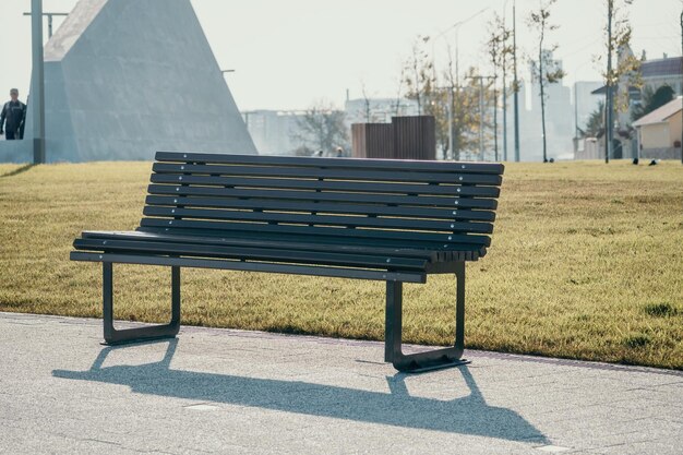 Parc public en bord de mer avec banc en bois le soir du printemps Aucun peuple