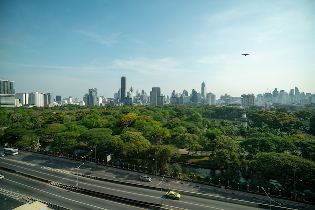 Parc public et gratte-ciel paysage urbain dans le centre-ville de la métropole