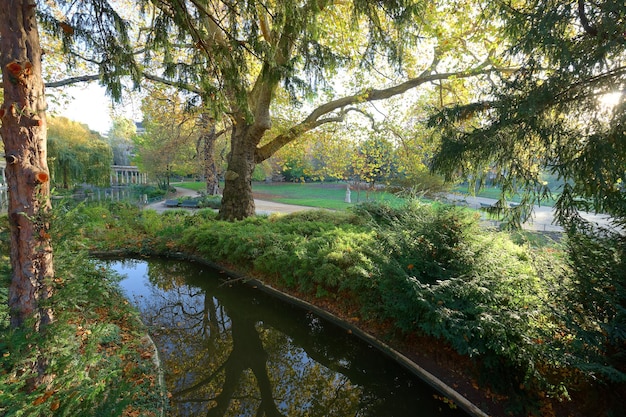 Parc public Monceau situé dans le 8e arrondissement de Paris France Le parc Monceau couvre une superficie de 82 hectares