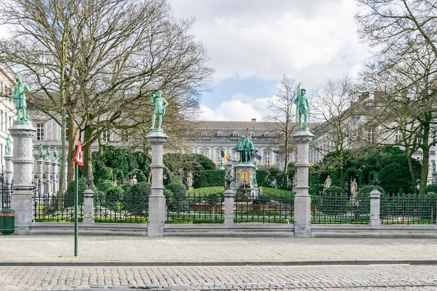 parc avec sculptures et statues