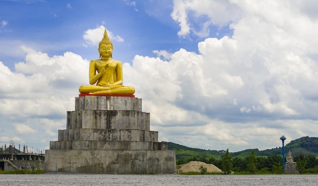 Le parc de statues bouddhistes de Thung Yai à Nakhon Si Thammarat en Thaïlande