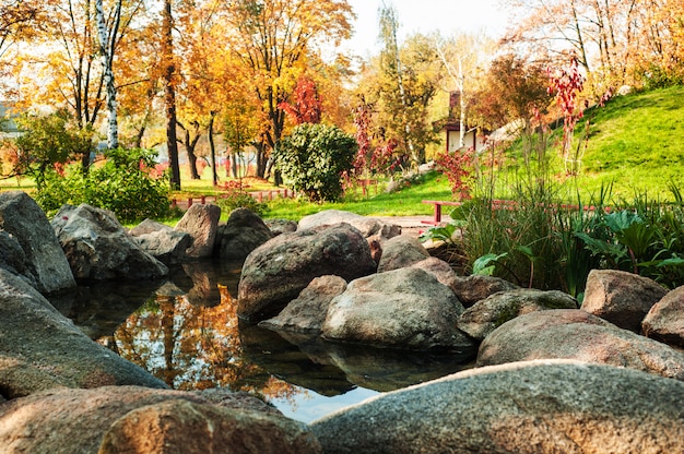 Parc de style japonais avec pont rouge