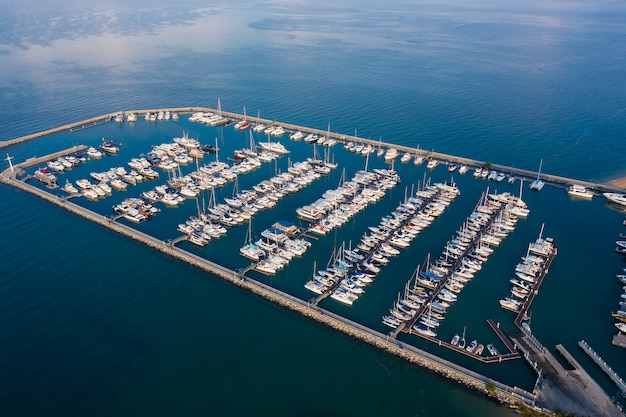 Parc de yachts dans la baie