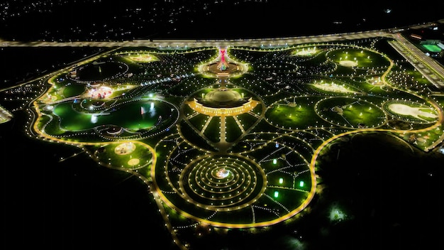 Parc de Yangi Ozbekiston New Ouzbékistan dans la ville de Tachkent la nuit