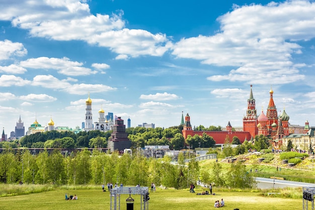 Parc Zaryadye surplombant le Kremlin de Moscou