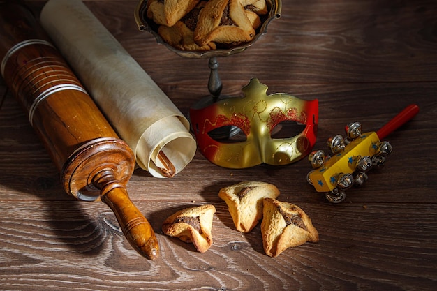 Le Parchemin d'Esther et les objets du Festival de Pourim sur une table en bois sombre Rustique