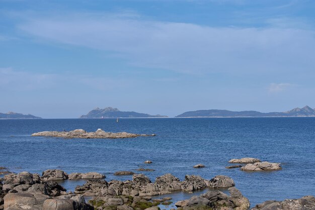 En parcourant Cabo Estay, vous pourrez voir le petit archipel qui protège le Ra de Vigo appelé