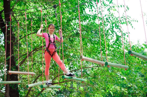 Parcours D'escalade Aventure - Randonnée Dans La Fille Du Parc De Corde.